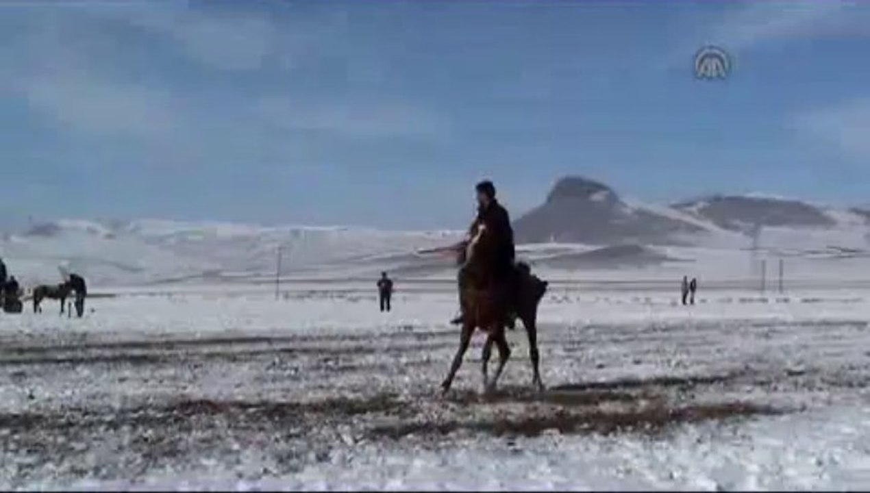 Kar üzerinde cirit oynadılar