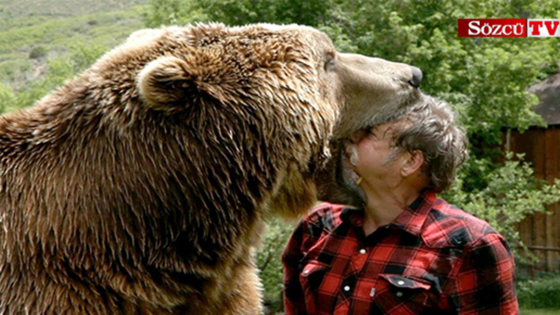 Evcil hayvan olarak ayı besleyen adam - Dailymotion Video