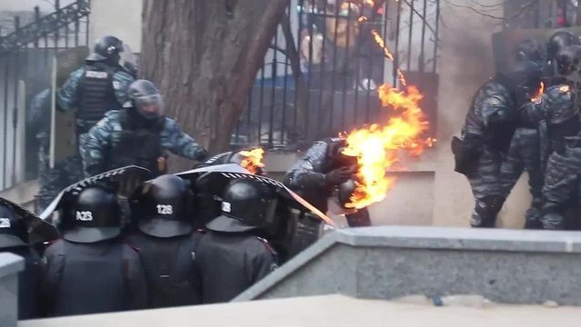 Kiev : Les policiers brûlent vivants à cause de cocktails molotov