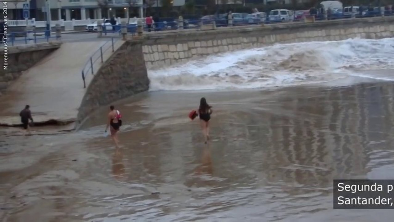 Elle fait la maline et se fait emporter par une énorme vague