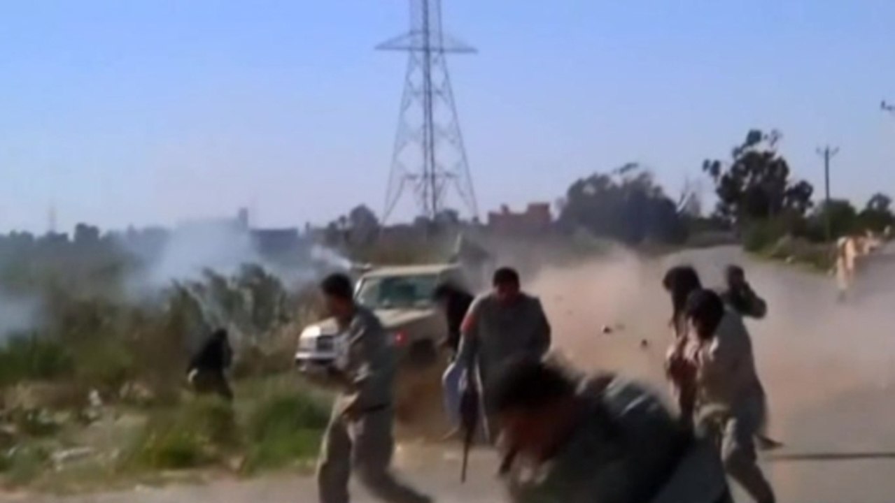 Gaddafi loyalists clash with Libyan army