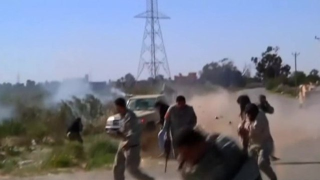 Gaddafi loyalists clash with Libyan army