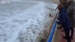 VIDEO: chica no pensó que esto le pasaría por burlarse de las olas del mar