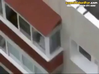 En Üst Katta Pencere Kenarında Gezinen Velet