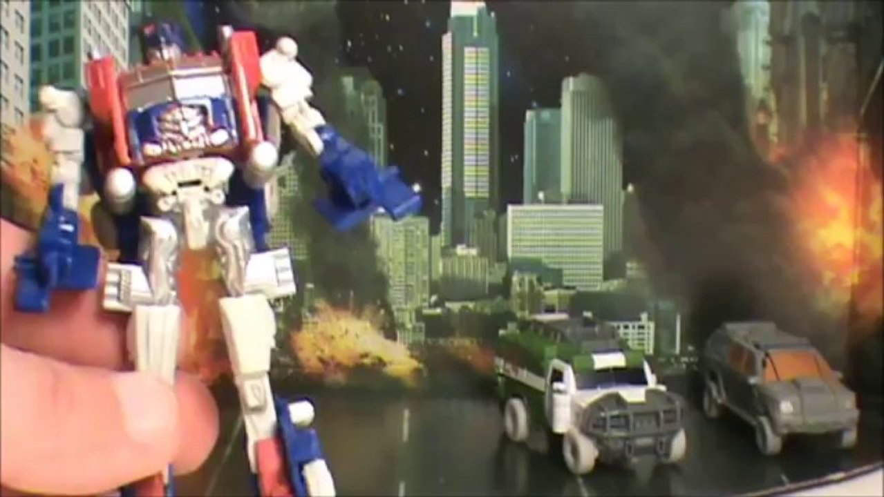 TRANSFORMERS 3 DOTM BATTLE IN THE MOONLIGHT CYBERVERSE OPTIMUS PRIME RATCHET CRANKCASE TOY REVIEW