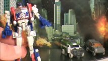 TRANSFORMERS 3 DOTM BATTLE IN THE MOONLIGHT CYBERVERSE OPTIMUS PRIME RATCHET CRANKCASE TOY REVIEW