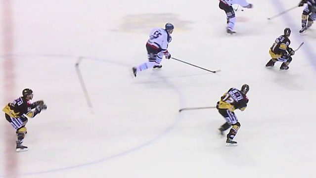 Hockey sur glace : il renvoie la crosse à son coéquipier qui l'avait perdu en lui faisant une passe!