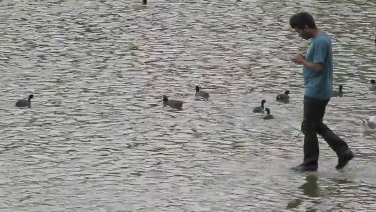Un gars marche sur l'eau comme Jésus - Caméra cachée hilarante!