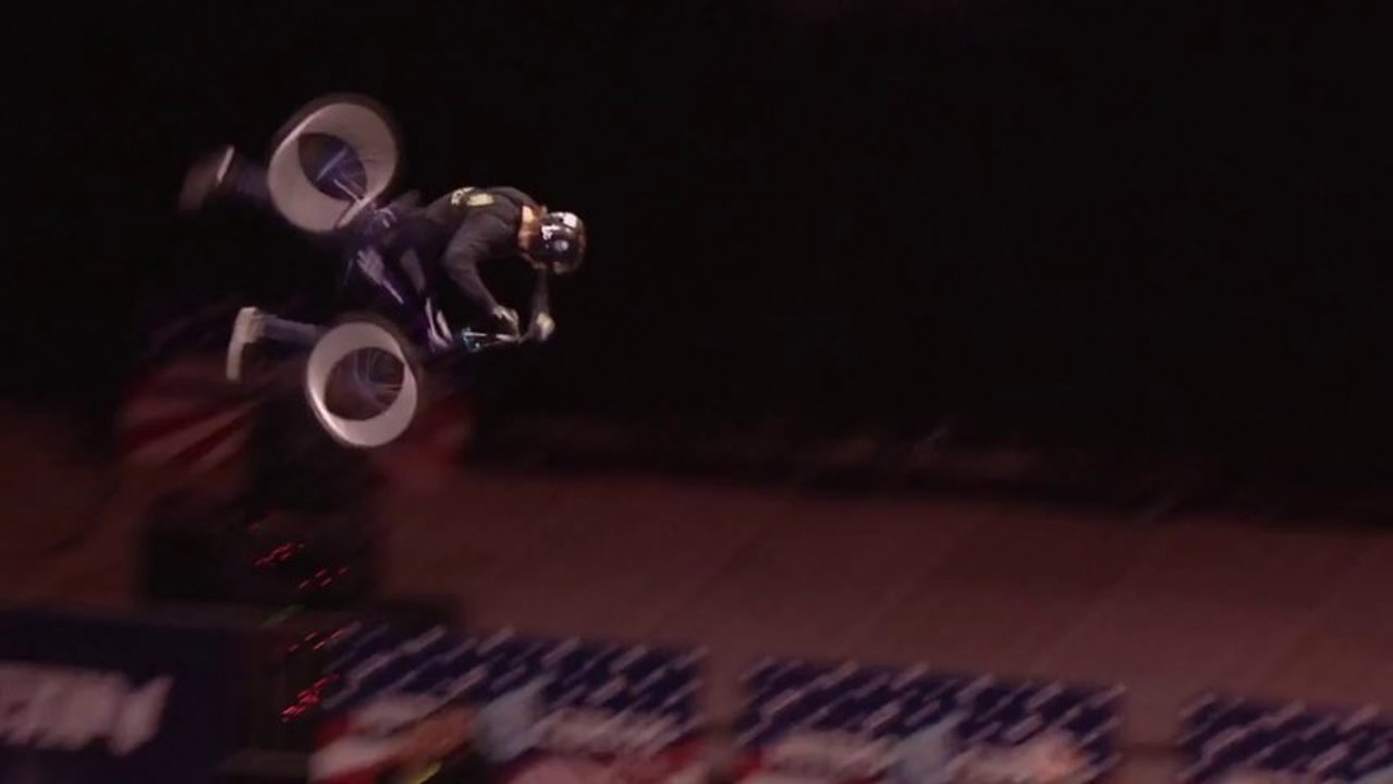 Nouvelle figure en BMX... Pure folie avec ce Front Forward BMX Bike Flip par Ryan Williams.