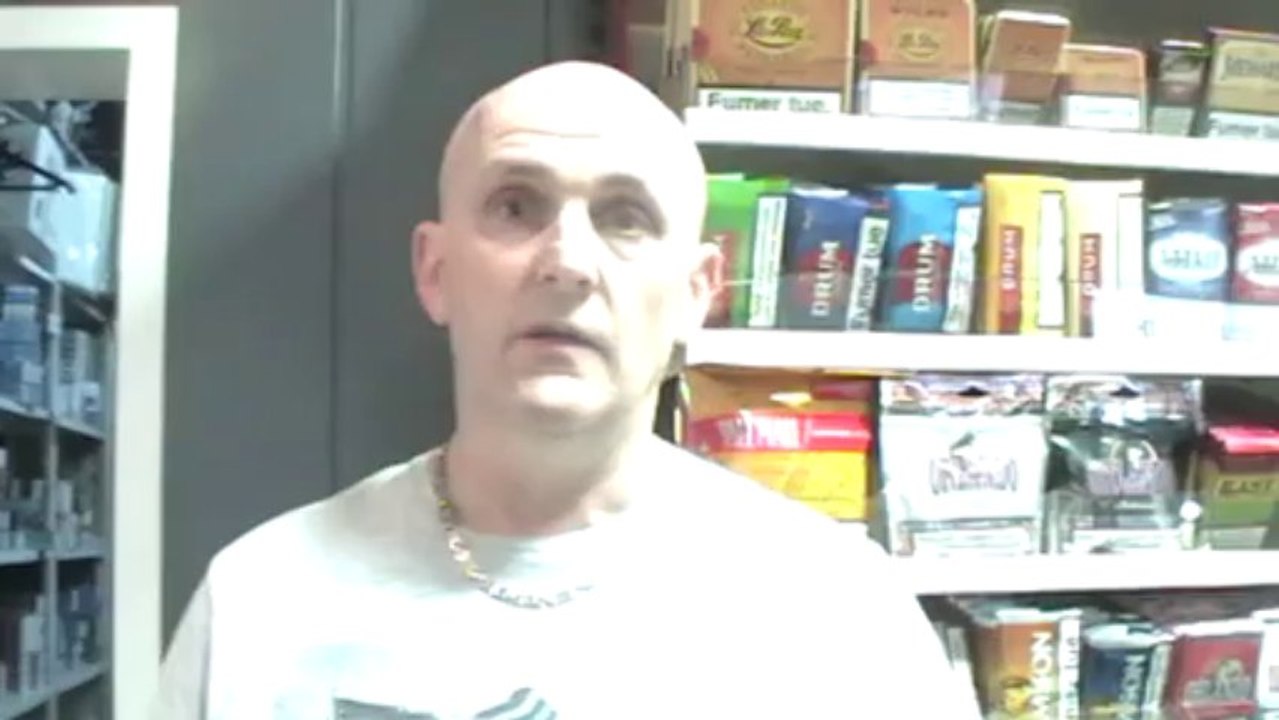 AVEC UN BALAI, LE GERANT D'UN BAR TABAC DE VESOUL REUSSIT A MAITRISER LE BRAQUEUR