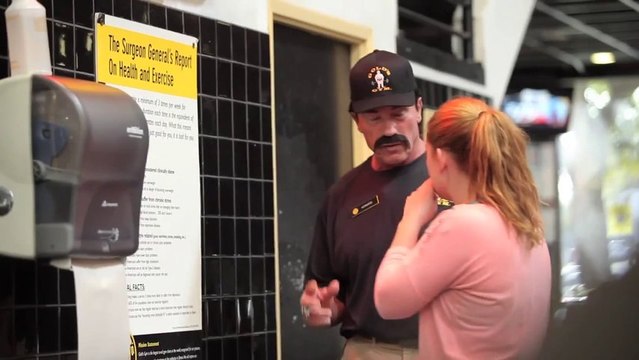 Arnold Schwarzenegger déguisé donne des cours de muscu dans une salle de sport! Enorme!