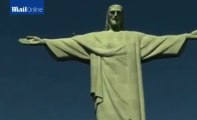 Así examinan la estatua del Cristo Redentor tras el impacto de un rayo