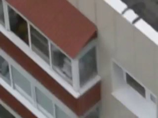 Sans surveillance, un bébé joue sur le rebord d'une fenêtre au 11ème étage