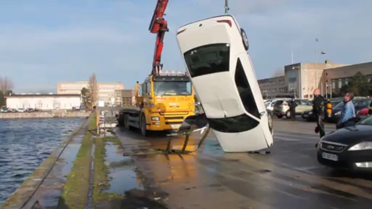 Une voiture pique une tête dans les eaux du port de Dunkerque