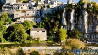Surplombant la rivière Ardèche, Balazuc, un des plus beaux villages de France (Notrebellefrance)
