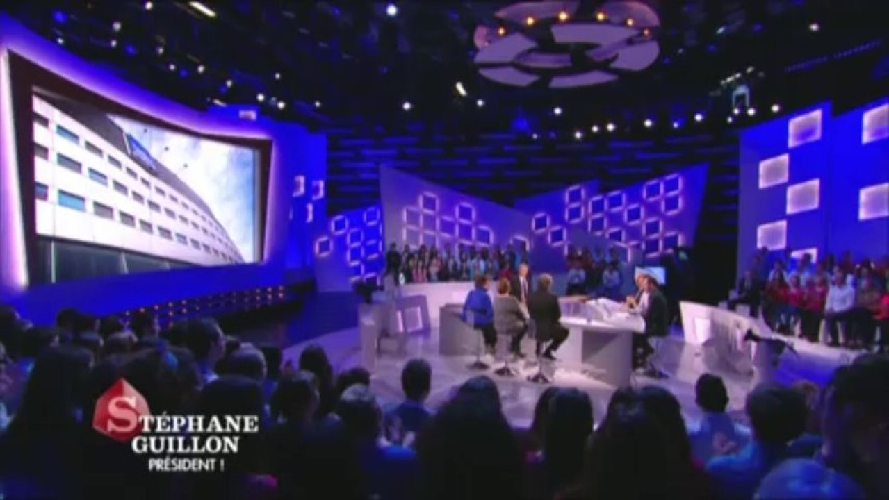 Stéphane Guillon parodie François Hollande dans "Le Grand Journal"
