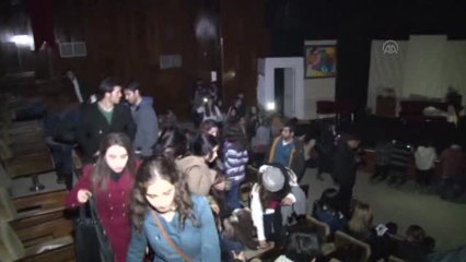 Cep Telefonu Işığında Tiyatro