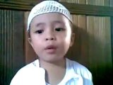 طفل (أندونيسي أو مليزي) يجيب عن اسئلة امه الدينية~ رائع
