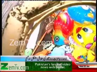 Height of UnEmployment .. B.Tech Degree Holder Selling Balloons to earn bread