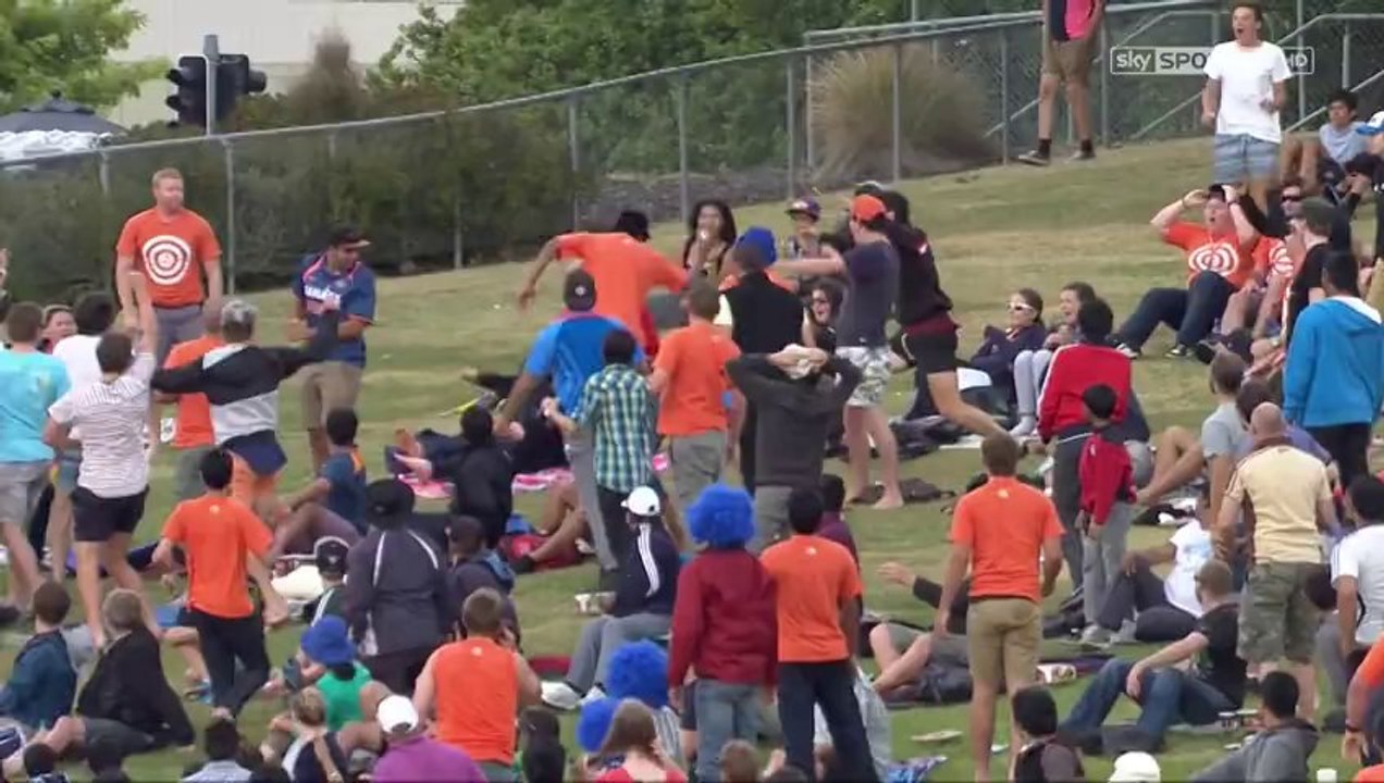 $100,000 catch!! in New Zealand Vs India 2nd ODI