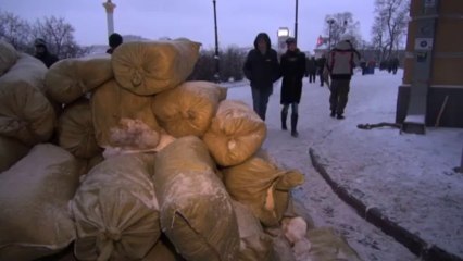 Yanukóvich se reúne con la oposición con Kiev convertido en un campo de batalla