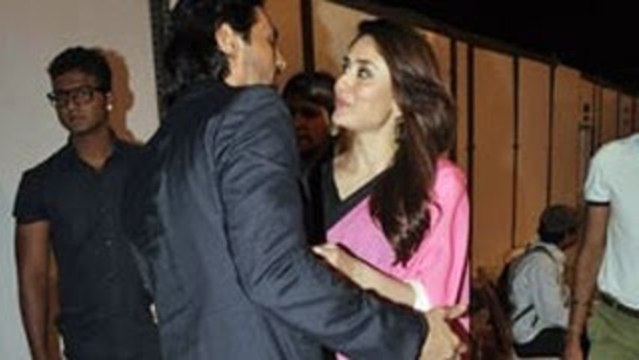 CHECKOUT - Arjun Rampal Gets Cozy With Kareena Kapoor @ Umang Awards 2014