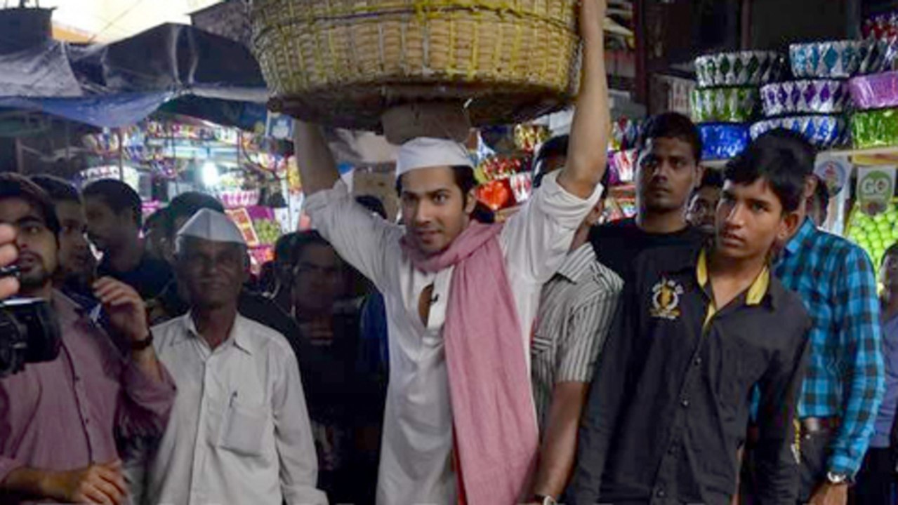 Varun Dhawan Sells Vegetables In Mumbai - Main Tera Hero