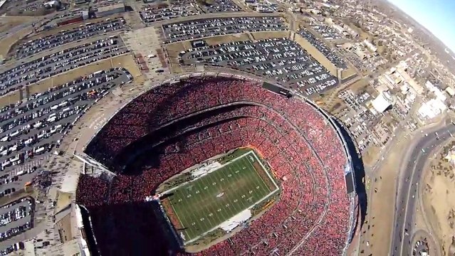 Saut en parachute au dessus du stade de Football Mile high