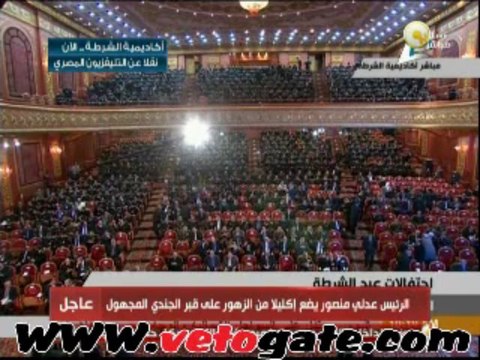 عدلي منصور يضع إكليلاً من الزهور علي قبر الجندي المجهول