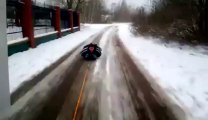 Un gars se fait tirer par un 4x4, couché dans la neige... Balade en luge sans luge!