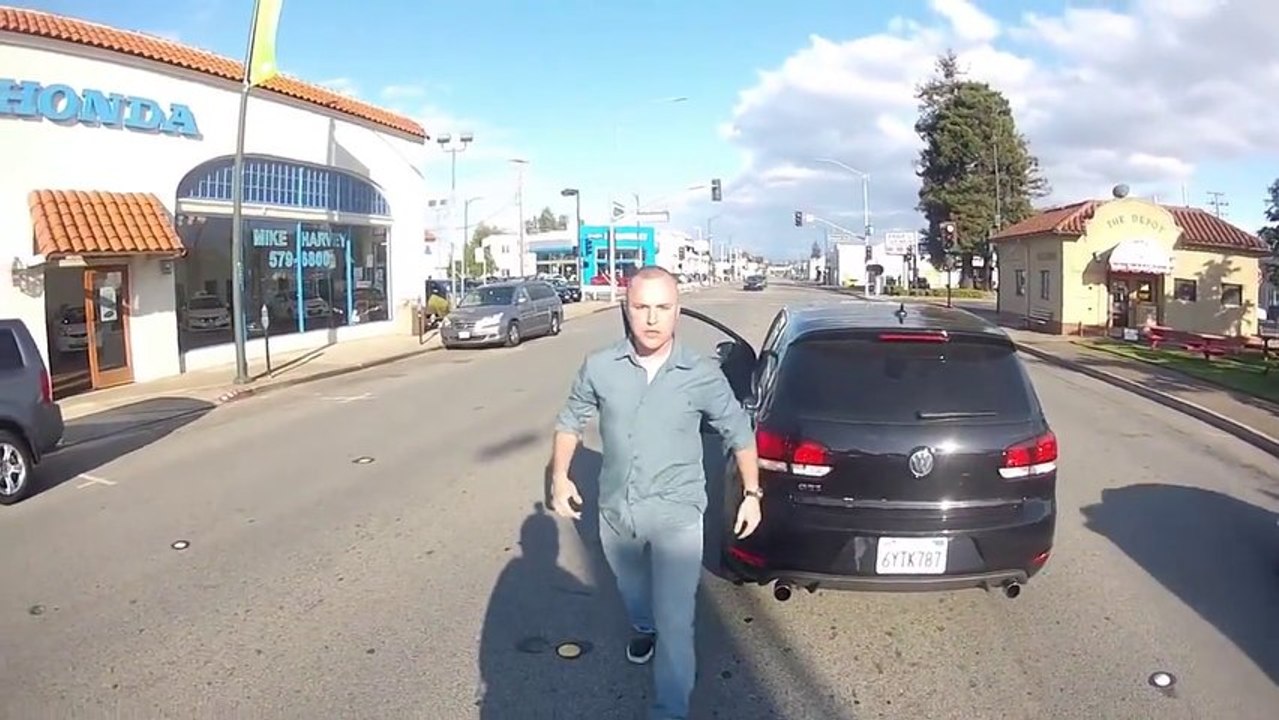 Un motard se fait frapper par un automobiliste fou! Road rage!