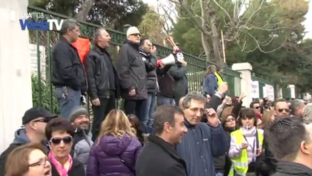 Συγκέντρωση σχολικών φυλάκων έξω από το Υπ. Διοικητικής Μεταρρύθμισης