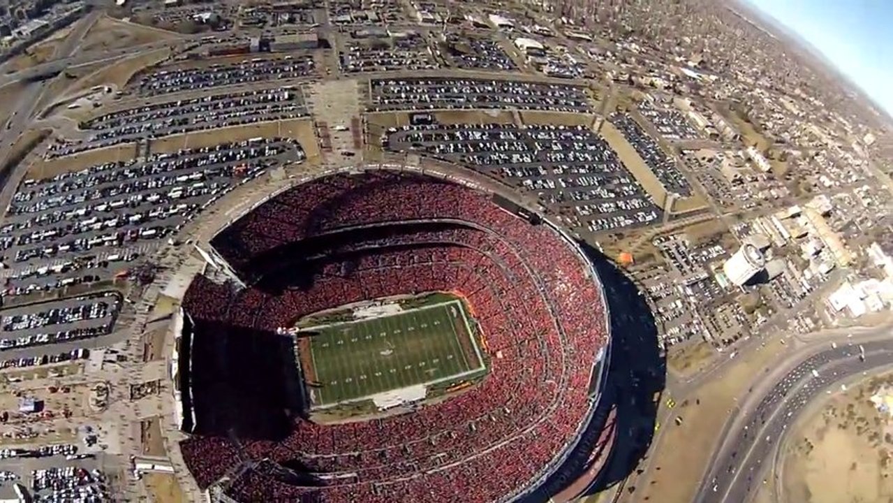 Saut en parachute dans un stade de football Américain remplit