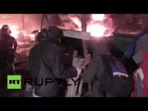 Kiev'de molotof kokteyli atan dev sapan!