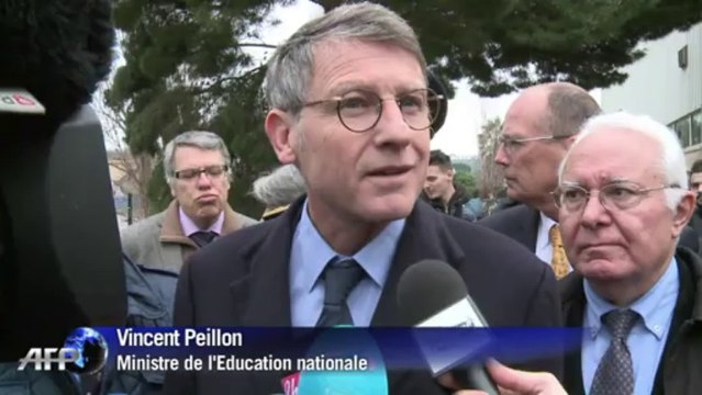 Vincent Peillon en visite dans les écoles sinistrées de Hyères