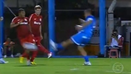 Une agression insensée dans un match de jeunes au Brésil !