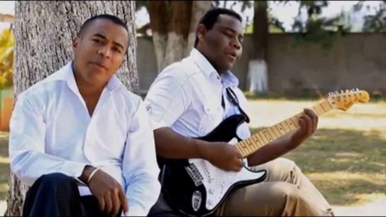 MANALY   -    Mpanota avao ty anarako  (gasy - malagasy)