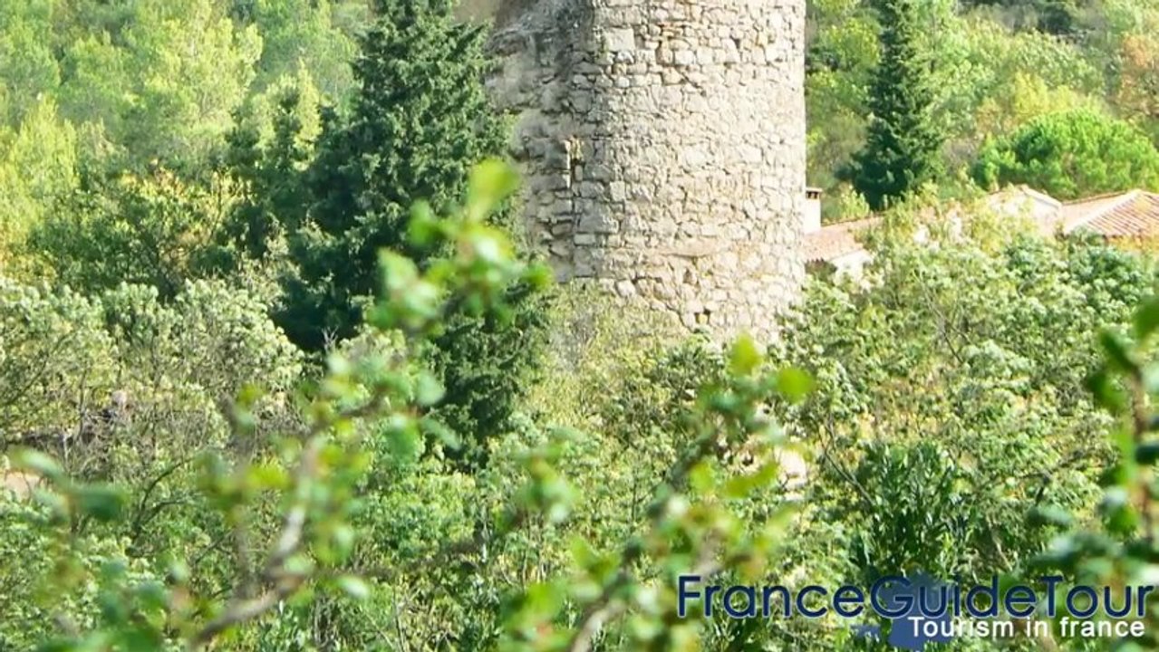 Le village de Lagrasse (situé dans le Massif des Corbières, Aude, Notrebellefrance)