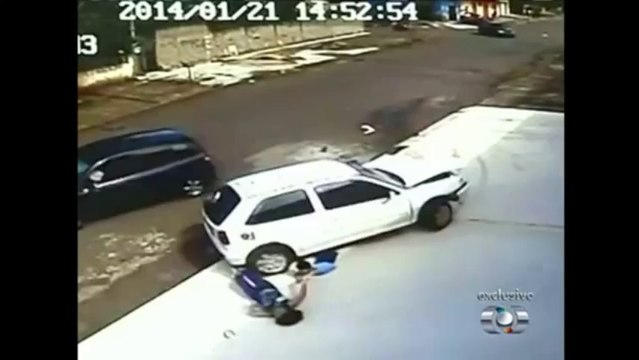 INCROYABLE: une voiture hors de contrôle roule sur la tête d'un graçon de 5 ans - Puis il se lève et s'en va..@VoiceOfCongo