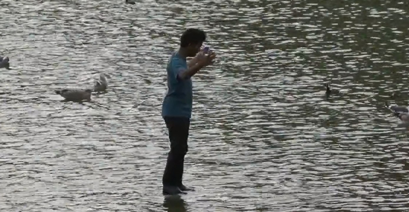 Le magicien Rahat marche sur l'eau en caméra cachée