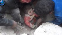 Un enfant retrouvé vivant dans les débris d'une maison en Syrie