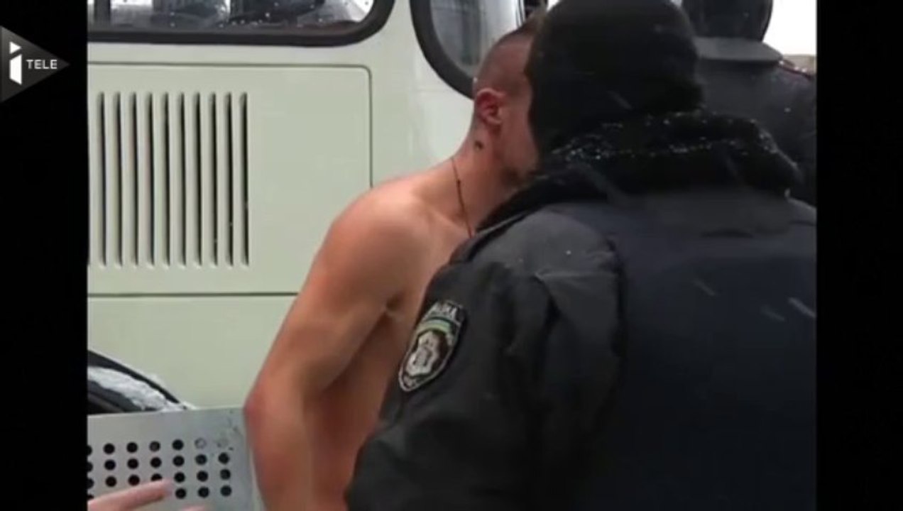 Un manifestant nu maltraité par les forces anti-émeutes