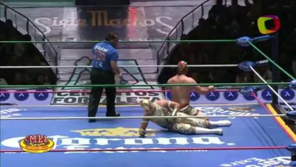 Máscara Dorada vs Niebla Roja in a lightning match