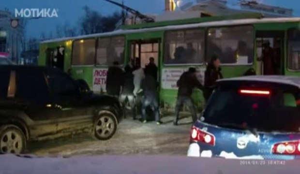 МОТИКА: Што се случува кога тролејбусот ќе изгасне на сред улица во Русија?