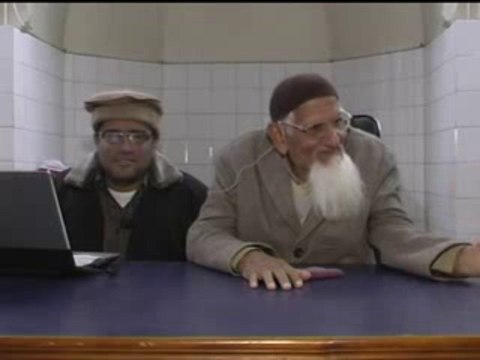 Kaya Imam Baith kr Namaz Parha Sakta Hai - Maulana Ishaq