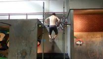 Démo de Musculation sur une barre : gros fail violent!