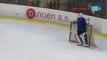 Gardien de hockey sur glace complètement bourré.