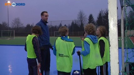 Groningse club speelt zaalhockey in de vrieskou - RTV Noord