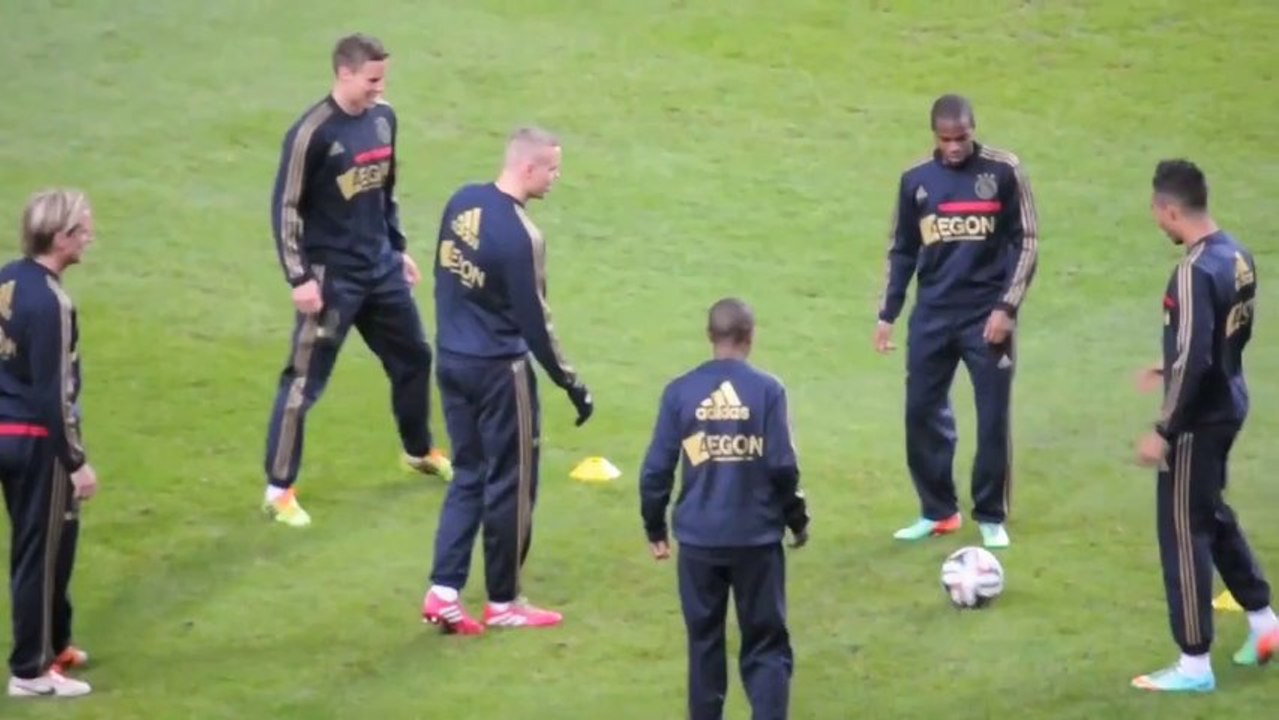 Brutal caño de Ligeons a Sighthorsson (Ajax) en el calentamiento