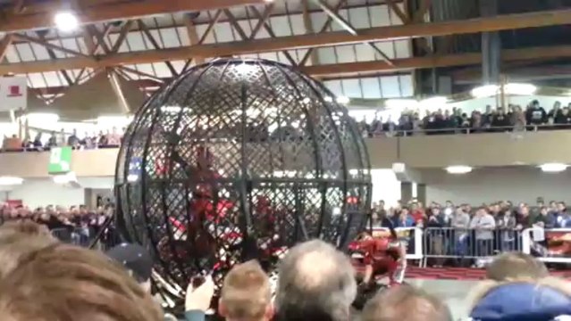 Infernal Varanne: les motards cascadeurs roulent à trois dans la Crazy Ball